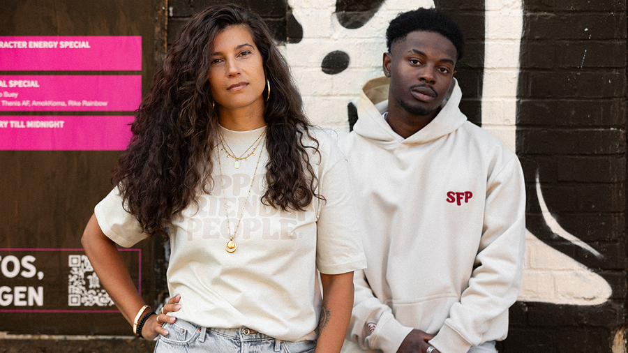 Weibliches Model mit greige SFP x SONRA STATEMENT und männliches Model mit greige SFP x SONRA HOODIE