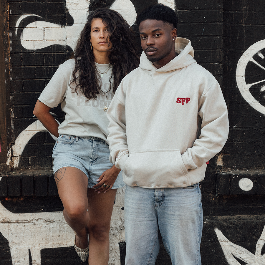 Weibliches Model mit greige SFP x SONRA STATEMENT und männliches Model mit greige SFP x SONRA HOODIE